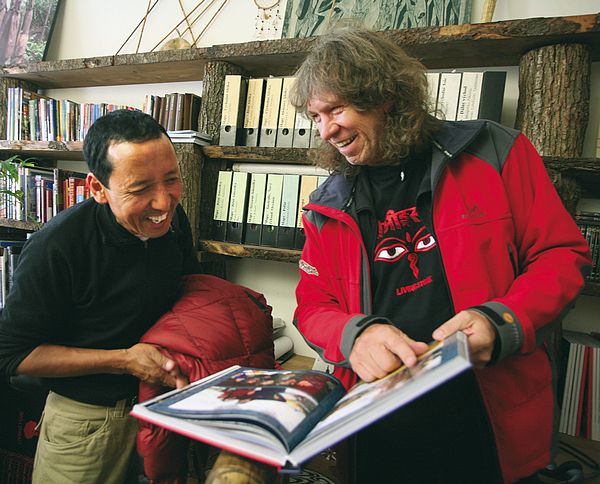Smích v Livingstone nad společným snímkem českého vydání knihy TŘETÍ EVEREST