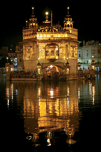 Kouzlo zlatého chrámu vynikne při nočním nasvícení